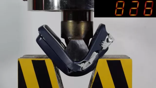 Nokia 3310 a hydraulický lis