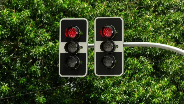 V italském Římě zkouší semafory se čtyřmi barvami.