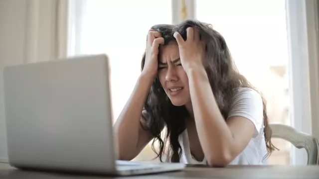 Naštvaně působící uživatelka u svého laptopu