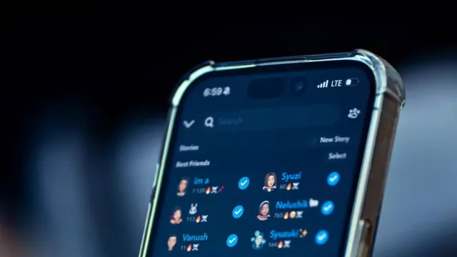 Detail na stavovou část displeje smartphonu