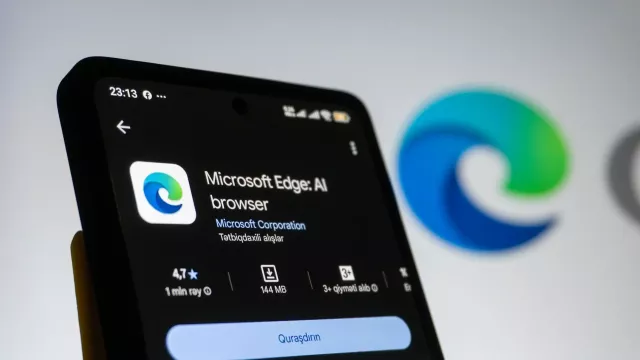 Logo Edge na displeji smartphonu