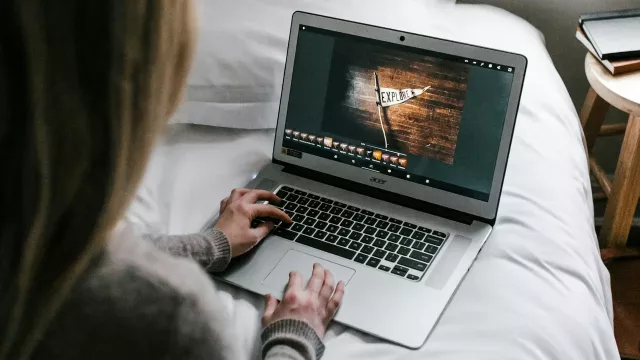 Uživatelka pracuje s laptopem