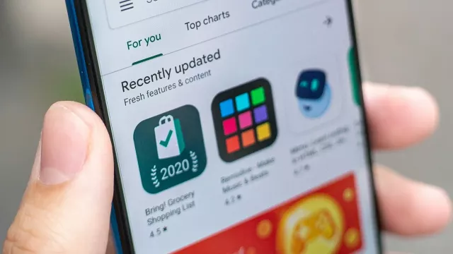 Detail na aplikace v Obchodu Play na displeji smartphonu