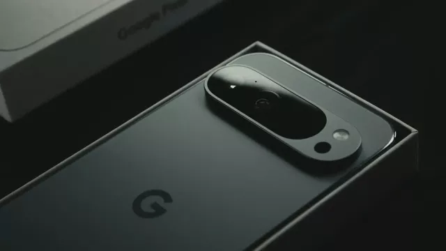 Google Pixel 9 a jeho zadní tělo