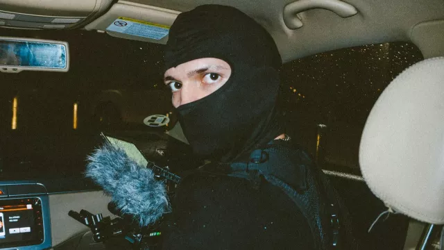 Hacker v kukle v autě