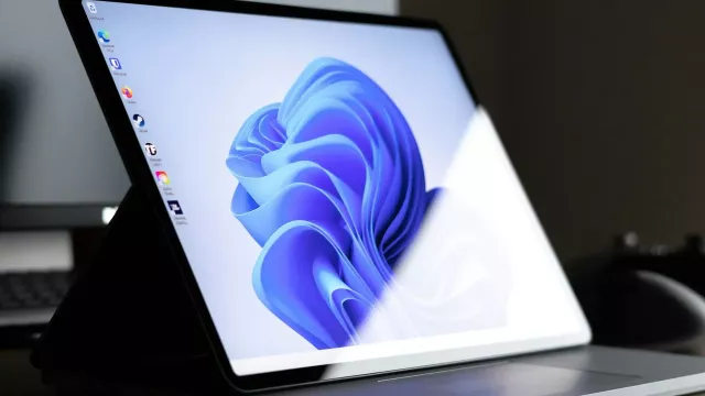 Detail na displej laptopu s pracovní plochou Windows 11