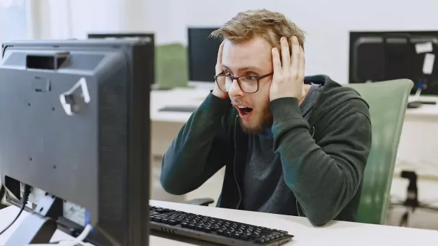 Uživatel hledí do monitoru a zoufale se drží za hlavu