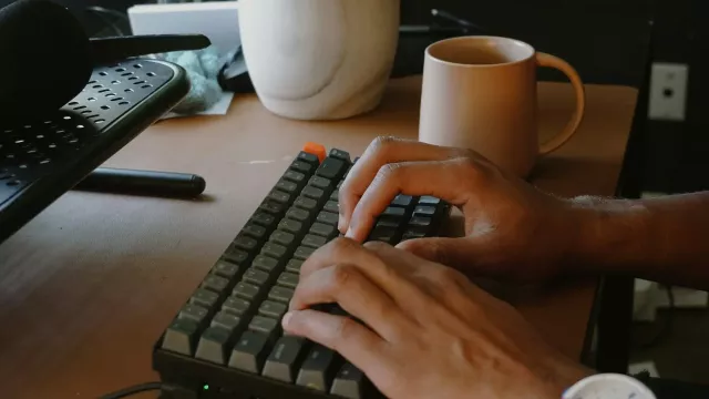 Uživatel pracuje na počítačové klávesnici