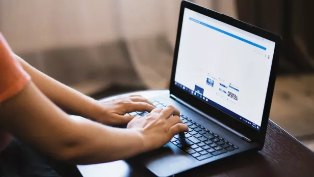 Uživatelka pracuje ve Windows na svém laptopu