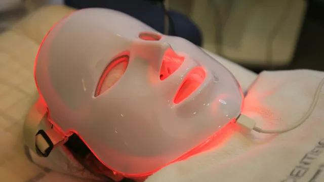 LED masky se staly hitem. Slibují zázraky a regenerace pokožky nebo mozku.