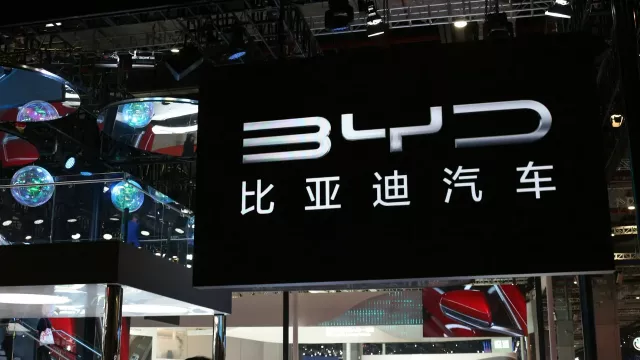 Logo BYD na autosalonu