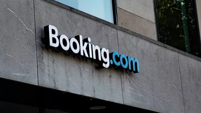 Logo Booking.com na stěně budovy