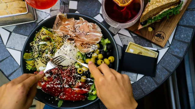 Večerní pokrm a vedle odložená platební karta