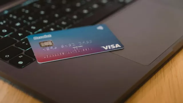 Karta VISA, položená na klávesnici laptopu
