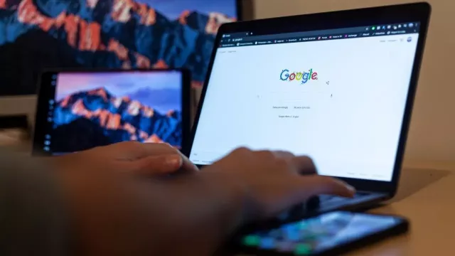 Uživatel pracuje s Chrome na laptopu