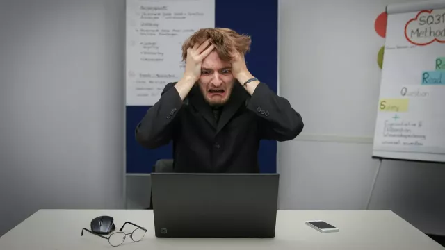 Zoufalý uživatel u svého laptopu