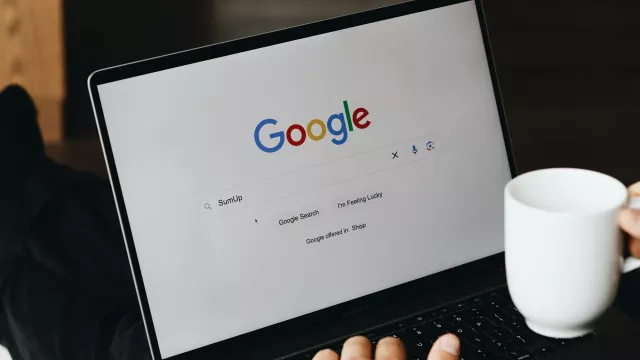 Prohlížeč Chrome na displeji laptopu