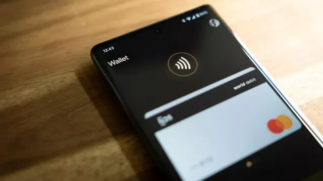 Smartphone na kterém je aplikace Google Peněženka