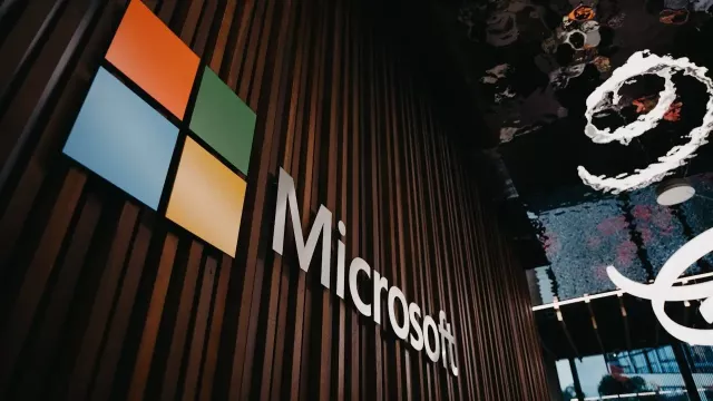 Logo Microsoftu v přednáškovém sále