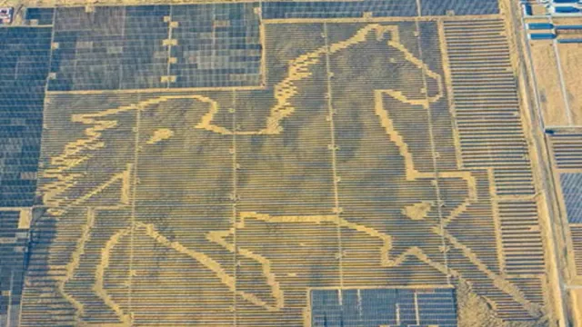 Satelitní snímek solární stanice Junma v čínské poušti, kde jsou fotovoltaické panely uspořádány do tvaru běžícího koně