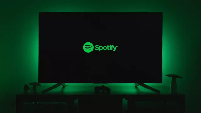 Logo Spotify na obrazovce televizoru