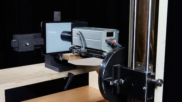 Měření parametrů displeje v laboratoři CHIPu