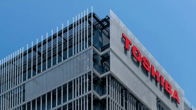 Logo Toshiba na budově