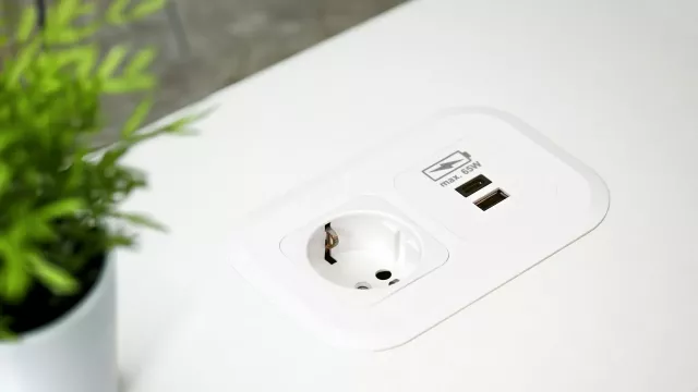 Box se síťovou zásuvkou a dvěma USB