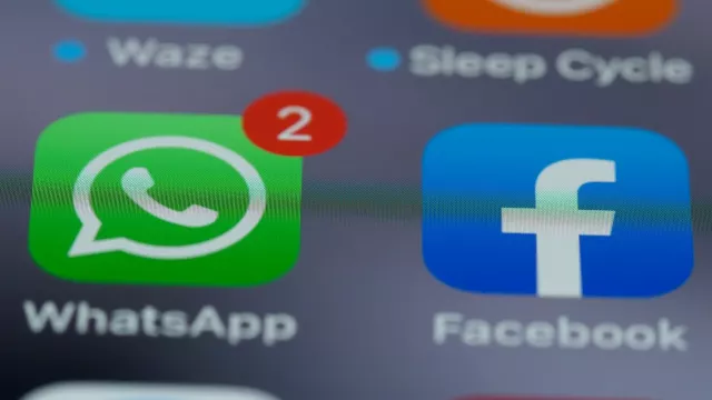 Logo WhatsApp s indikací počtu přijatých zpráv na displeji smartphonu