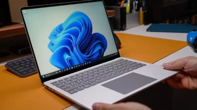 Ikonický symbol Windows 11 na displeji laptopu