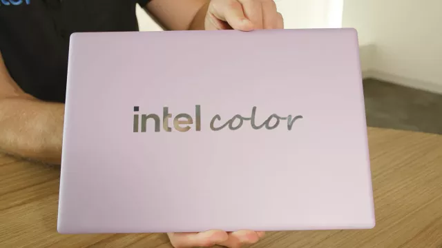 Smartphony dobývají notebooky. Apple roztočil kolotoč a Intel chce zazářit se světluškou