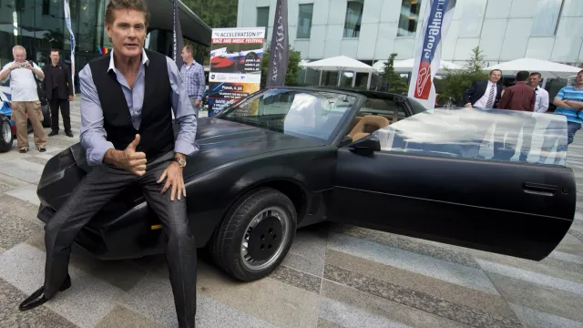 Seriál Knight Rider se proslavil i díky mluvícímu vozu se jménem KITT.