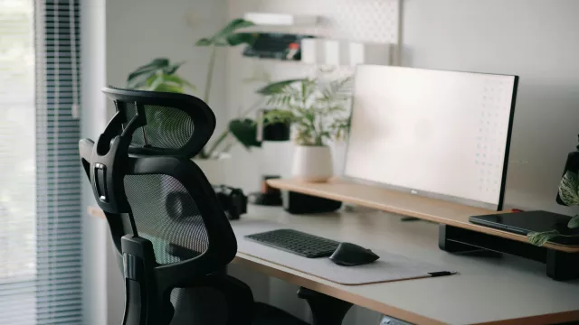 Jak si zařídit domácí pracovnu, aby netrpěla záda ani oči