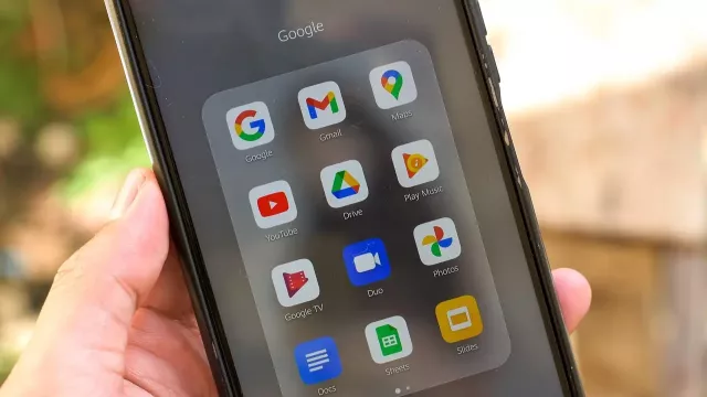 Androidový mobil a spousta aplikací na displeji