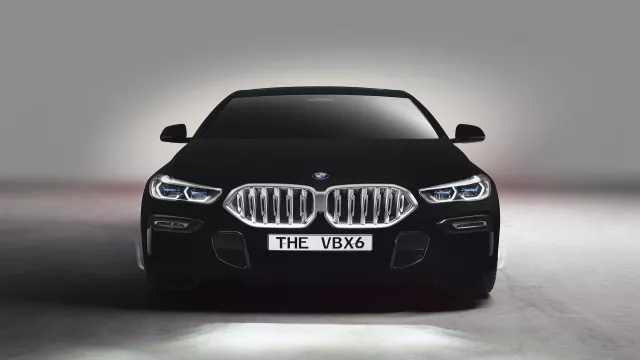 BMW s ultra-černým lakem.