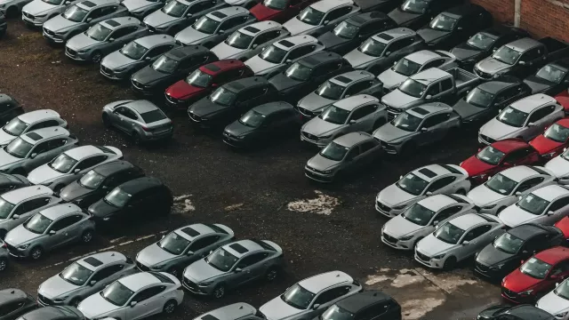 Odstavená vozidla na velkém parkovišti
