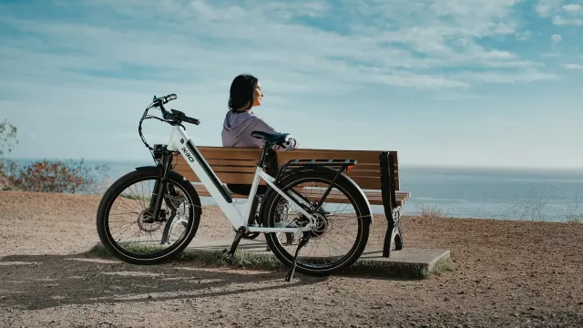 Cyklistka odpočívá na pláži