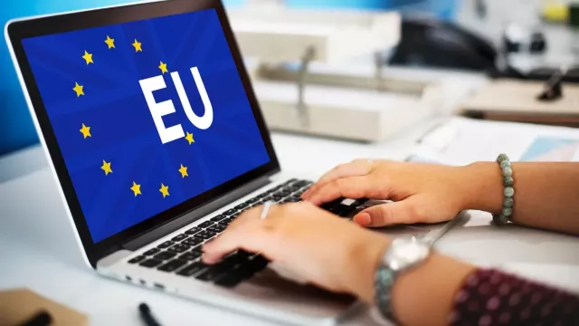 Symbolika EU na na displeji laptopu