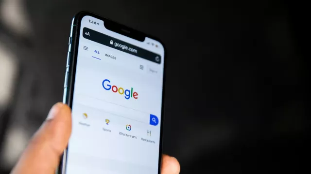 Logo Google v prohlížeči na displeji mobilu