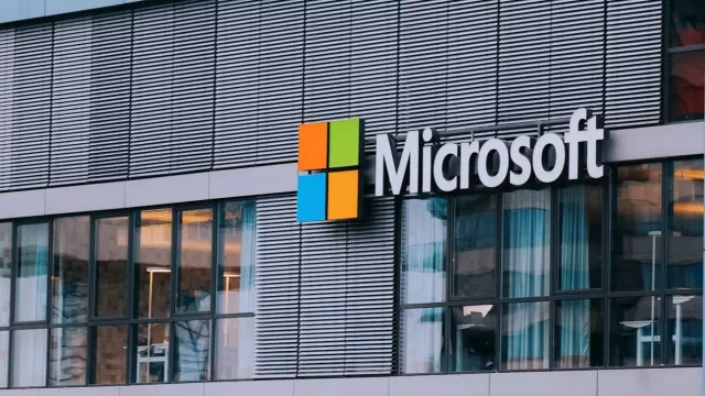 Logo Microsoftu na zdi budovy