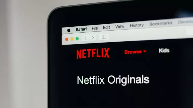 Detail Netflixu na monitoru macu