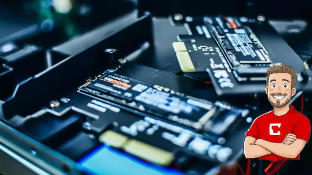 Detail na disk SSD v rozebraném laptopu