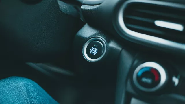 Interiér auta se start-stop systémem.