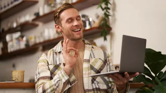 Spokojený uživatel laptopu