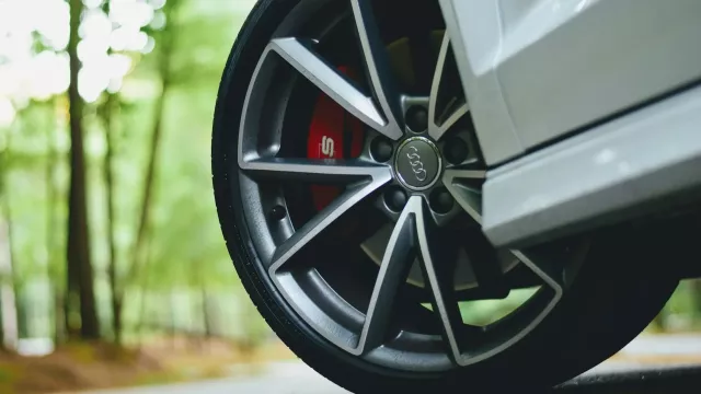 Detail na přední kolo vozidla Audi