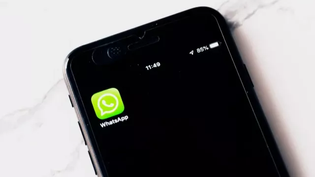 Logo aplikace WhatsApp na displeji smartphonu
