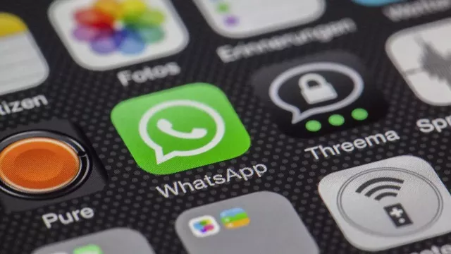 Logo aplikace WhatsApp na displeji smartphonu