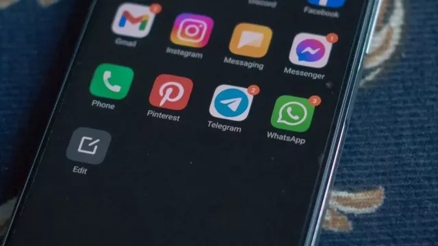 Loga aplikací na domovské obrazovce mobilu