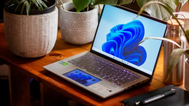 Laptop s Windows 11 v domácím prostředí