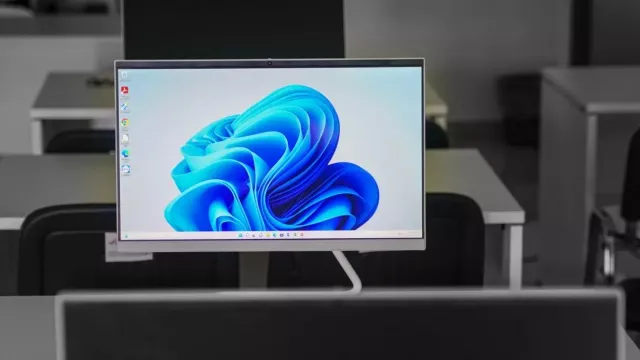 Laptop s motivem Windows 11 na displeji